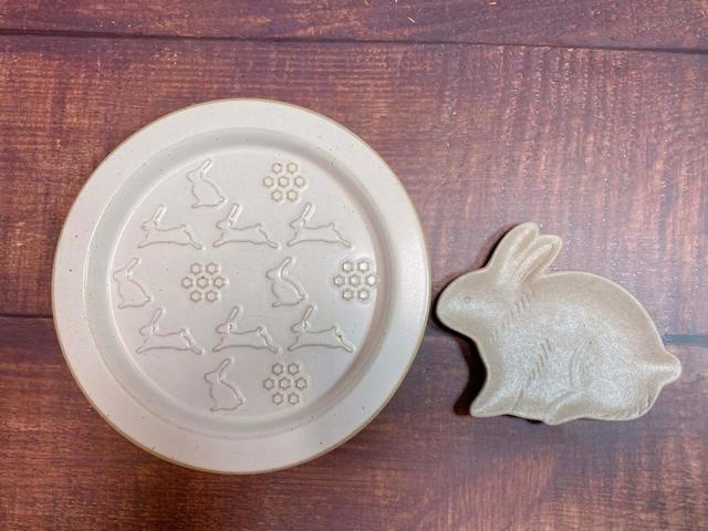 【ナチュラルキッチン】リムプレート　エンボスうさぎ／税込330円・ミニプレートうさぎ／税込110円