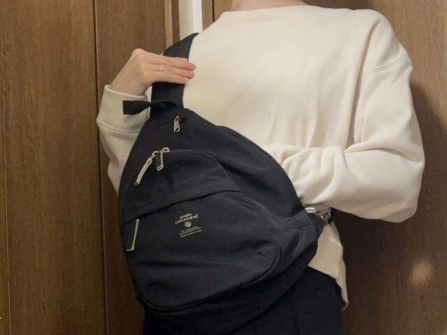 【anello GRANDE　クロスボディバッグ】左掛けでも使えますが、背面ポケットはファスナーが下になってしまい使いにくいという点も…