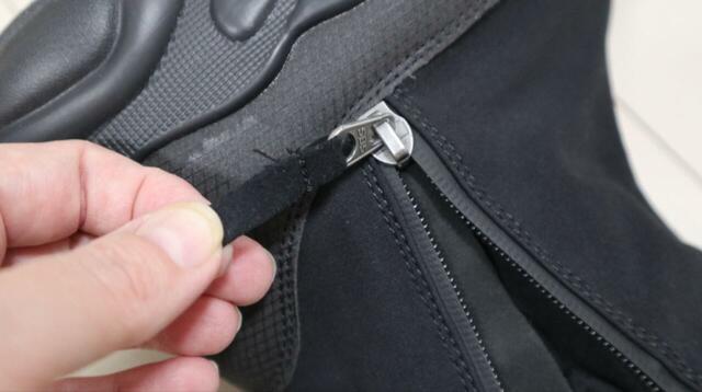 【ワークマン レディースサイドファスナー防水ブーツ】サイドファスナーにはファスナートップ付きで、脱ぎ履きもラクラク◎