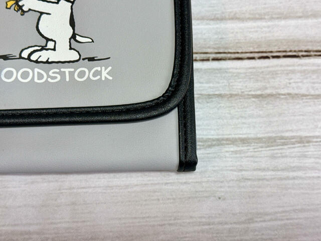 淡いグレーにブラックのパイピングが施されており、モノトーン配色が大人っぽくておしゃれ！