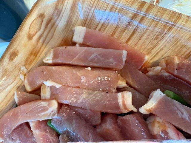 【ロピア 豚ローススティック(米国産)】スティック状で焼きやすく、家族でシェアもしやすい形です◎