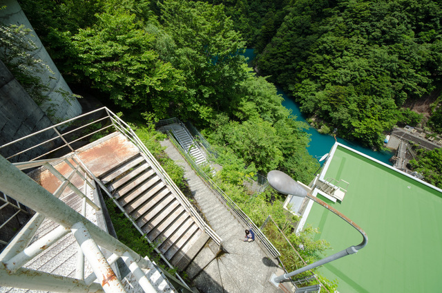 急階段を一気に降りていく｜「夢の吊り橋」散策ルート：寸又峡プロムナード