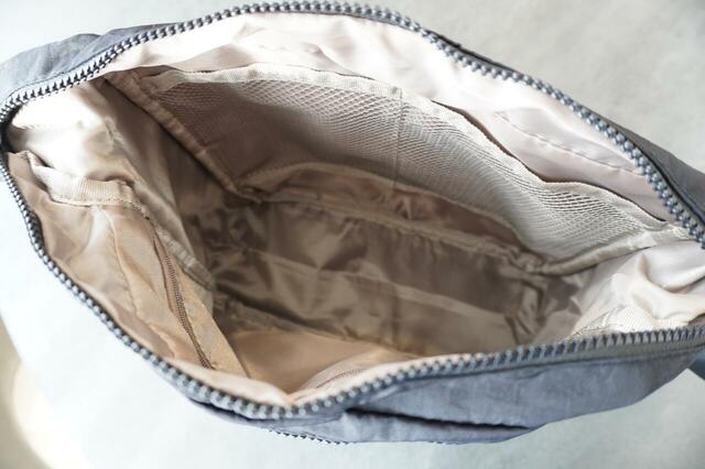 内側はグレーがかかった生地で中が見やすい