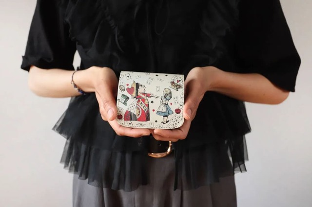 【ミニ財布「不思議の国のアリス ハートの女王」】今年で出版160周年を迎える「不思議の国のアリス」がミニ財布「小さいふ」になりました