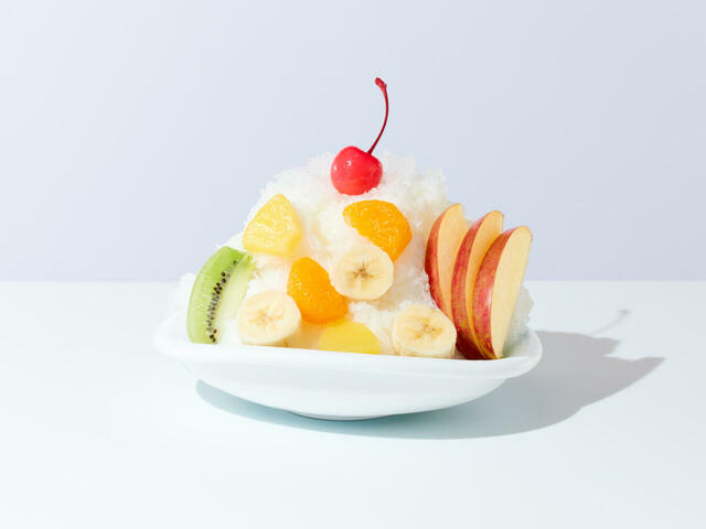 「こぐま（しろくまのミニサイズ）」＜価格：490円（税込539円））＞【これは奇跡のようなくちどけ！かき氷を超えた贅沢スイーツ！ココスの「純氷ふわふわかき氷フェア」】