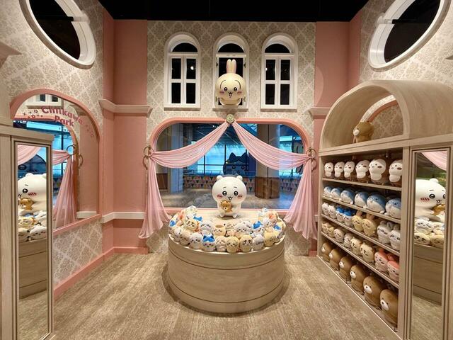 店内にはちいかわもいますよ♪ピンクが基調のかわいいちいかわらしい空間です