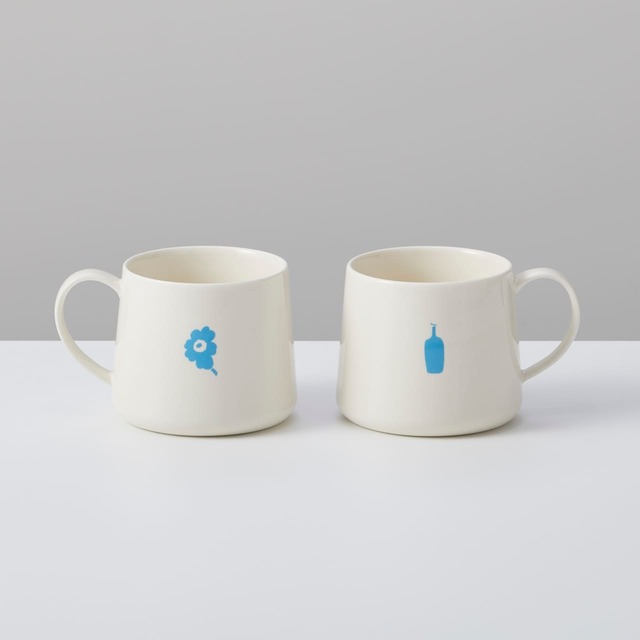 【マリメッコ×ブルーボトルコーヒー　清澄マグ 　2,494円】片面にはブルーボトルコーヒーカラーのウニッコを、もう片面にはボトルロゴをデザイン