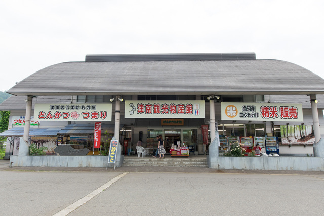 「津南食彩館」の隣にある、「津南観光物産館」。地酒やお米など、お土産にも