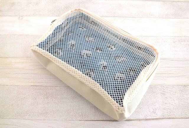 【カルディ 吊るせるマルチポーチ】収納できる箇所が3つあり、真ん中のポーチは取り外し可能。サイズ（約）：14.0×19.0×マチ4.0cm