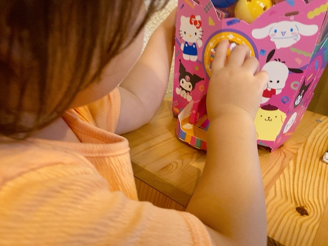 【げんき　2023年夏号付録「サンリオキャラクターズ　ころりんがちゃ」】かわいい物好きの子ども、ハマった様子