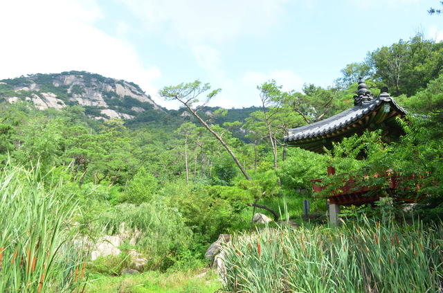 水聲洞とは岩山を流れる水音が美しいことから名付けられた