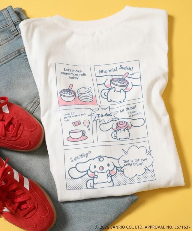 【サンリオ×FREAK'S STORE】”CINNAMOROLL” 目隠し コミック柄 プリントTシャツ ¥5,995/「シナモン」が「ミルク」にシナモンロールを作るエピソードをプリント