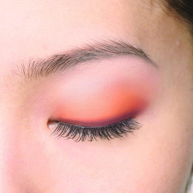 太陽のようなオレンジ色は目元を華やかにしてくれる