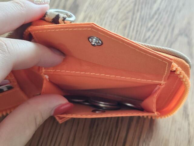 【niko and…(ニコアンド) オリジナルストラップ付きZIP財布】小銭入れはマチ付きで使いやすいつくりです!