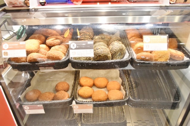 「ごろっと道産じゃがいものホワイトカレーパン」や「するめいかとほたての辛口カレーパン」など、北海道らしいカレーパンが6種並ぶ