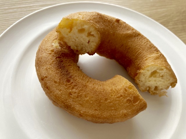 【セブン-イレブン ７プレミアム 糖質50%オフのロカボドーナツ】表面はサクリと軽く、中はしっとり。