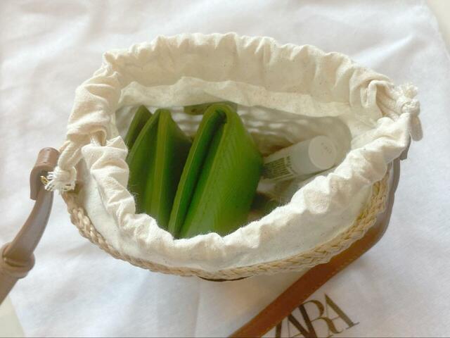 【ZARA ラフィアスタイル ミニクロスボディバッグ】コンパクトですが、外出時のマストアイテムはばっちり収納できます♪