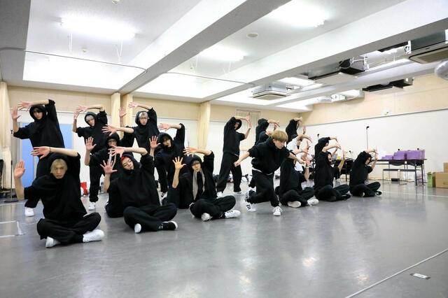 TAKERUをセンターにオープニングのダンスを確認