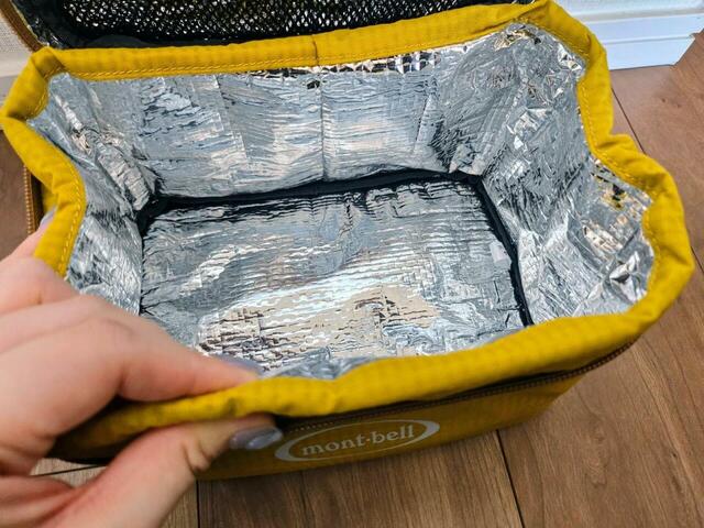 【mont-bell　クーラーボックス4.0L】本体生地はしっかりと厚みもあり、4〜5時間使用しても水滴が外まで漏れませんでした！