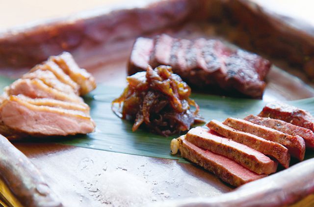 関西「個性派肉」の名店／炉端 美酒食堂 炉とマタギ（北新地）　マタギの三獣奏（肉三種盛り） 2030円