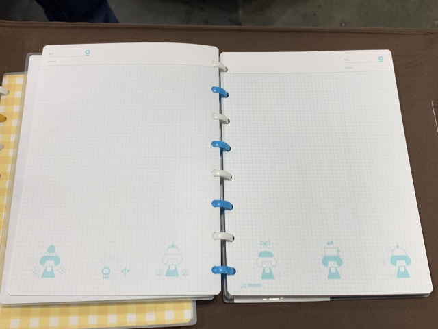 ノートの中はそれぞれの色の柄だった