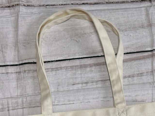 持ち手は長めなので肩がけが可能！