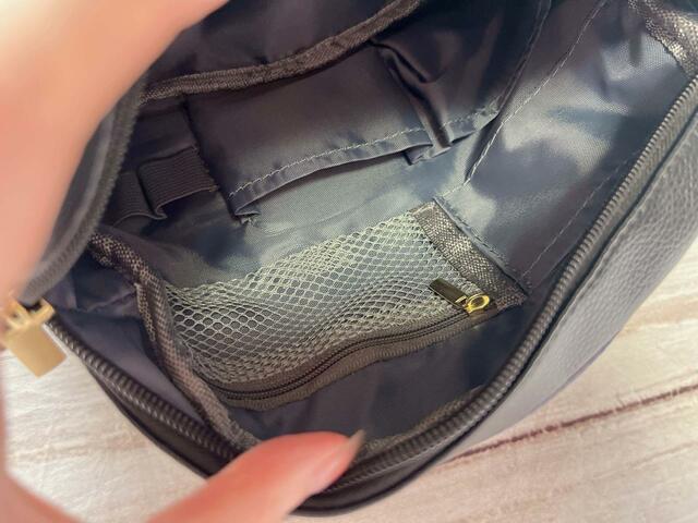 フロント側の上段にはファスナーミニポケットが1つ