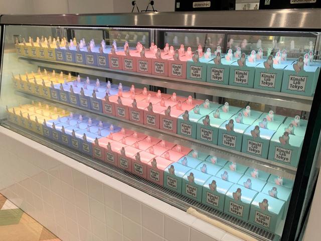 【Kimchi Lab Tokyo】ショーケースにはかわいらしいパッケージに入ったキムチがずらり