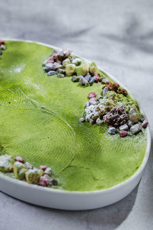 「抹茶のティラミス 日本庭園風”枯山水」＜期間：2026年5月1日〜6月30日＞【上質な抹茶の魅力を楽しめる“抹茶デザート約20種類”が「ウェスティンホテル東京」の初夏のデザートブッフェに勢ぞろい！】