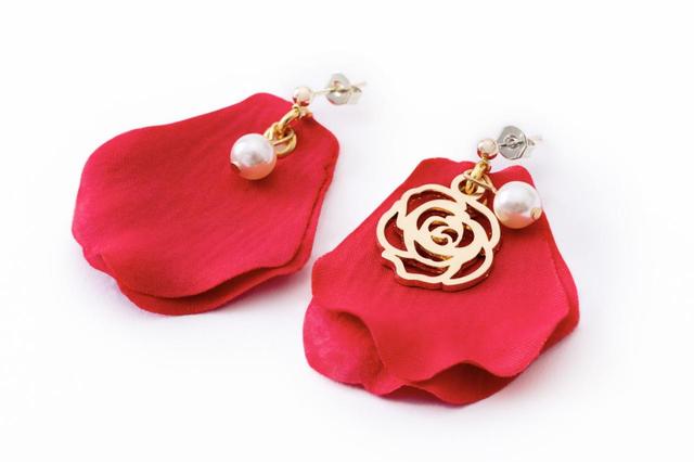 ピアス 2,300円|サイズ:W30mm×H46mm|劇団四季 ディズニーミュージカル『美女と野獣』東京ディズニーリゾート内舞浜アンフィシアター公演オリジナルグッズ