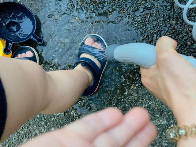 【アイリスオーヤマ 充電式ポータブルウォッシャー】海水浴後の砂落としにはシャワーモードを