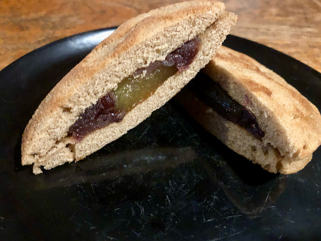 【無印良品 もち入り 栗トラ焼き】もち入りの栗餡とあんこがたっぷり挟まっています