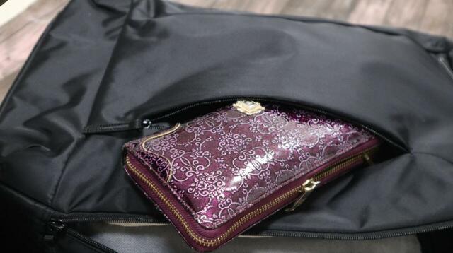 【無印良品 肩の負担を軽くする撥水ナイロンビジネスリュックサック】表面の大ポケットは、カードや領収書でパンパンの長財布も余裕でイン！