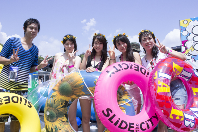 スライドザシティーに参加した水着美女たち