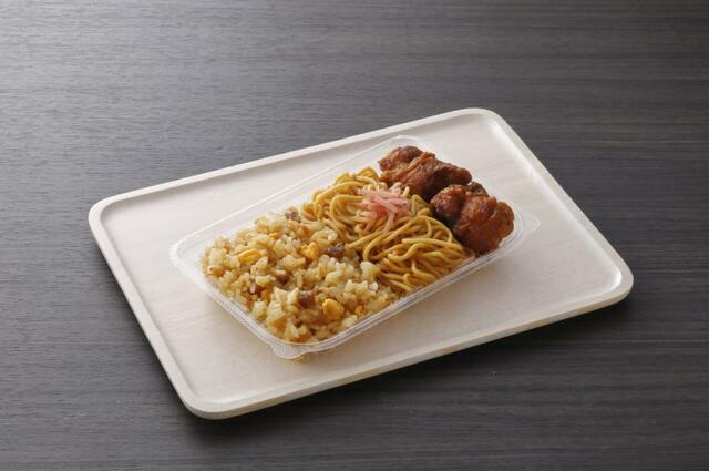 「魁力屋監修 焼きラーメン弁当」<価格:441円(税込)> 【【ローソン×魁力屋】ラーメン魁力屋監修「ごまだれ冷し中華」や「焼きラーメン」「サラダ」など全5品が近畿エリア限定で登場!】