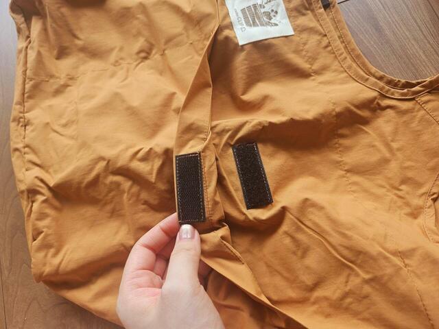 【studio CLIP　NEWカゴエコバッグ】外側にポケットが付いているのも便利なポイント！マジックテープが付いていて、中身がこぼれにくくなっています