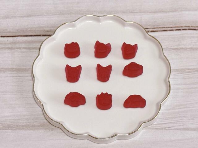 【サンリオキャラクターズ バルーンポップチャーム&グミ】付属のお菓子は、りんご味のグミ。1袋につき9つ入っています