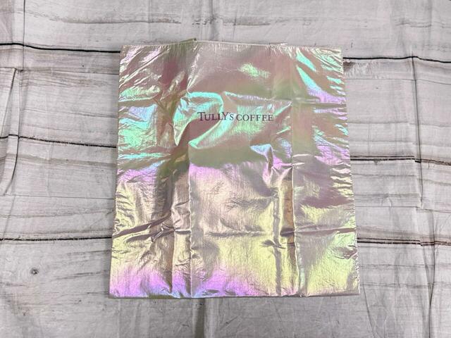 折りたたみ方は簡単。まずは持ち手を中に入れます