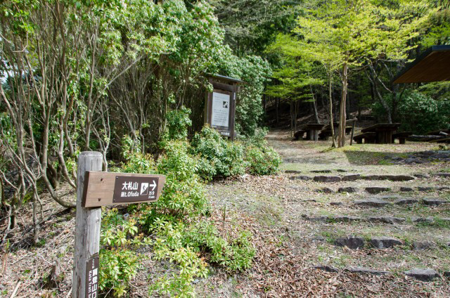 大札山への登山道入り口。「ウッドハウスおろくぼ」から車で約20分