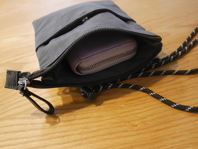 【ベルメゾン／モッテミー　荷物持ちリュック】サコッシュのサイズは約縦22.5×横16.5cm。長財布が縦にすっぽり入ります