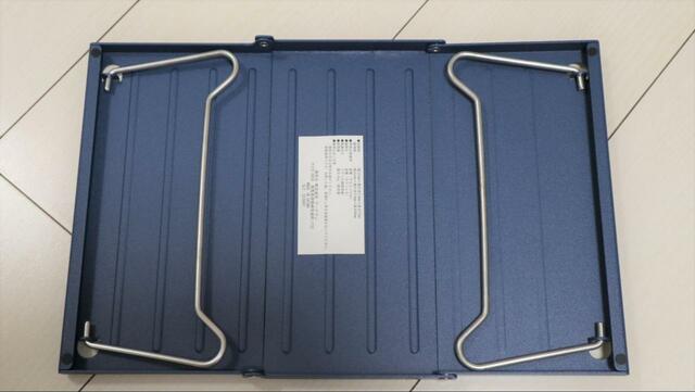 【ワークマン 耐熱アルミテーブル】三つ折りの状態で入ってるものを広げます