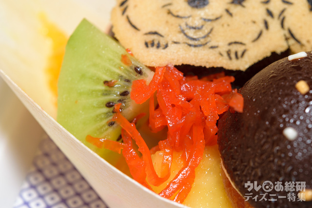 “ディズニー夏祭り”ケーキセット 1450円|ハイピリオン・ラウンジ|紅ショウガのようなオレンジの皮