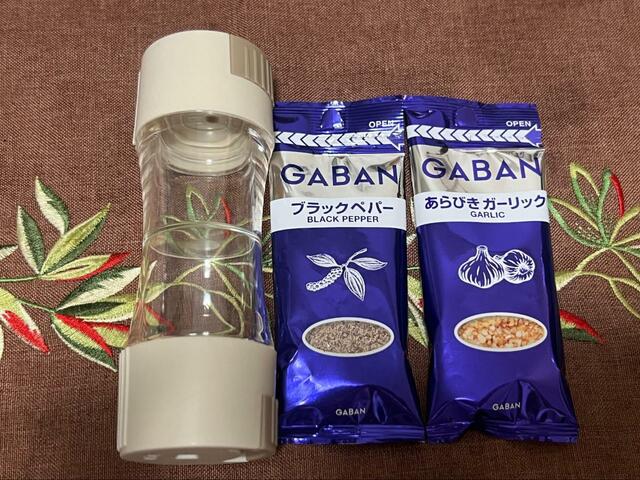 【3COINS＋plus 定量調味料ボトル】ブラックペッパーとあらびきガーリックを入れてみます