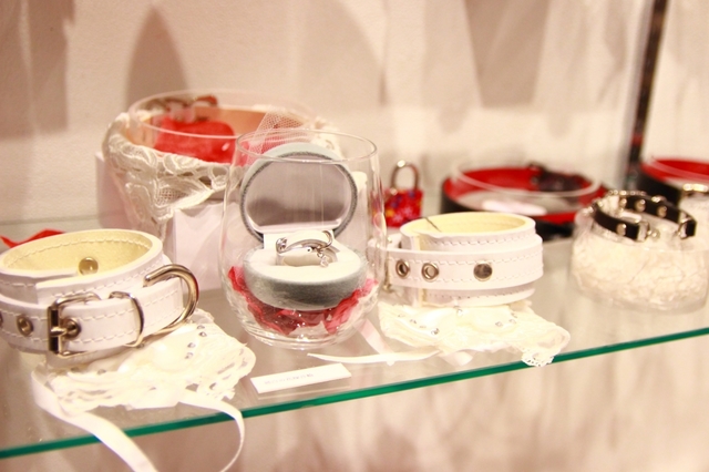 【あっきぃ】女性に愛される首輪を作り続けるあっきぃさん。「普段からつながっていたい」という思いを実現するため、ストラップやブレスレットなども制作する。