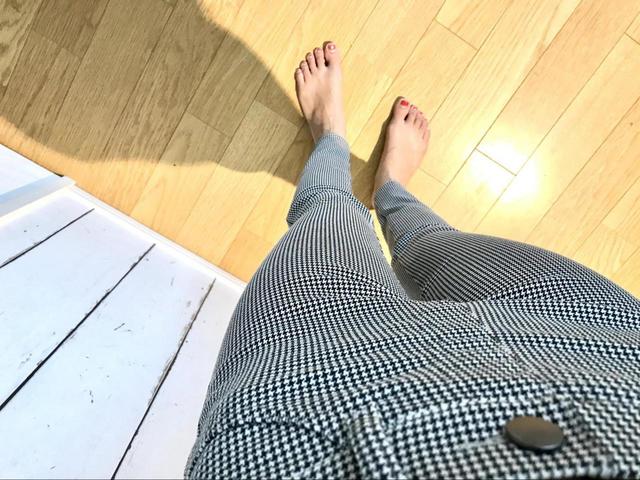 【ユニクロ　ウルトラストレッチハイライズプリントレギンスパンツ】スッキリとしたラインが特徴的（税込1,990円）