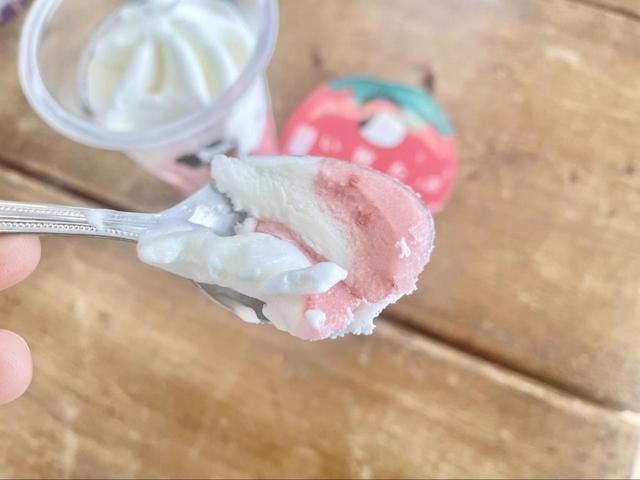 【ファミリーマート　たべる牧場いちご】あっさり風味のいちごアイス