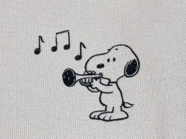 ラッパを吹くスヌーピー。かわいい〜！