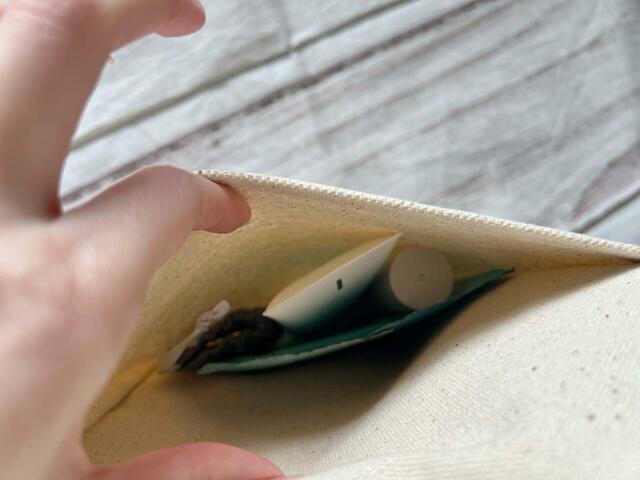 もうひとつの外付けポケットには日焼け止めなどをイン