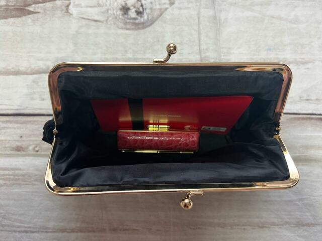 通帳も入ります。印鑑とセットにして貴重品入れとして使うのもOK