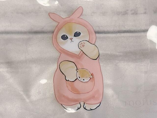 うさにゃんのポッケに小さなにゃんこが入っているのに注目！